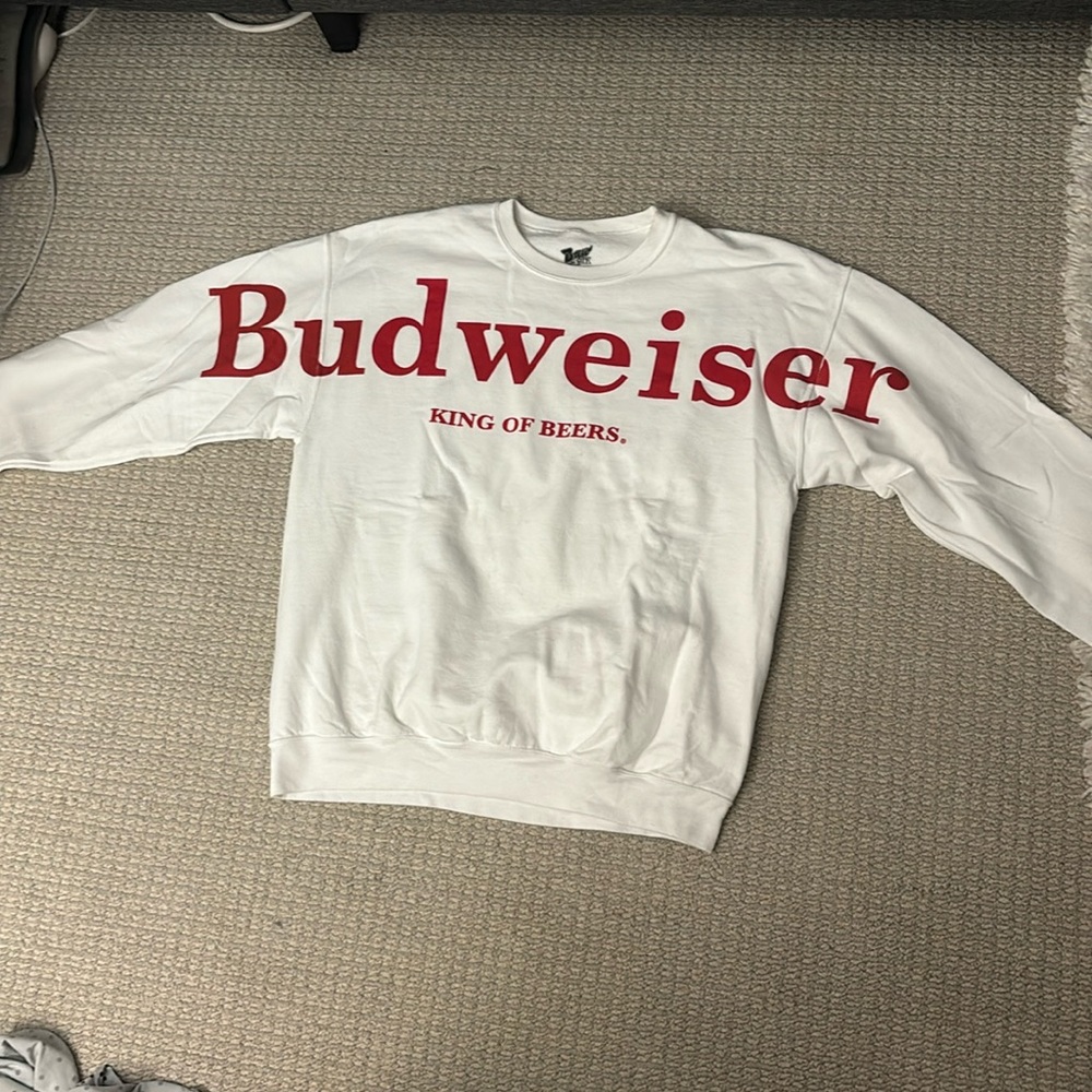 Crewneck Budweiser sweatshirt. Size L. Color white.